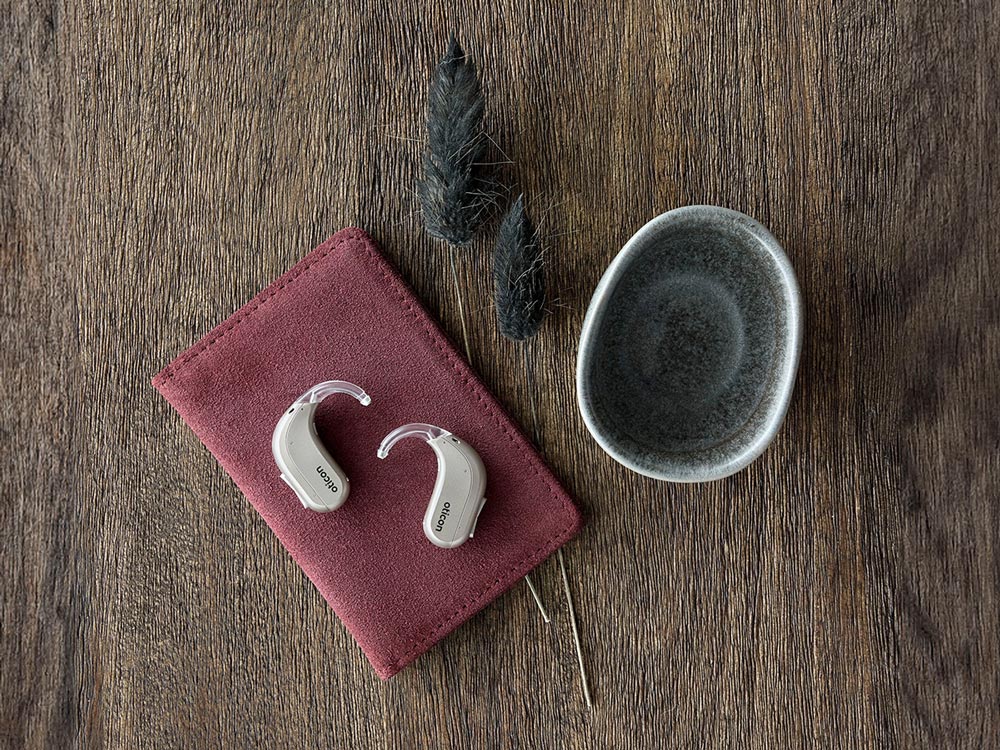 Hörgerät oticon im Größenvergleich